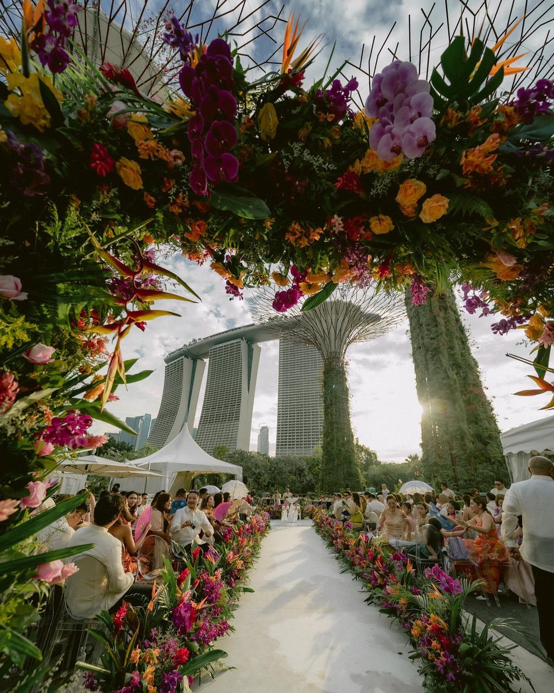 Filipino couple holds colorful 'Crazy Rich Asian'-inspired wedding in ...