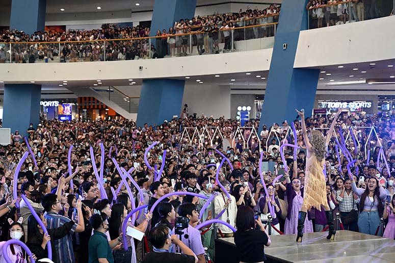 Philippine 'Swifties' flock to Taylor Sheesh show • PhilSTAR Life