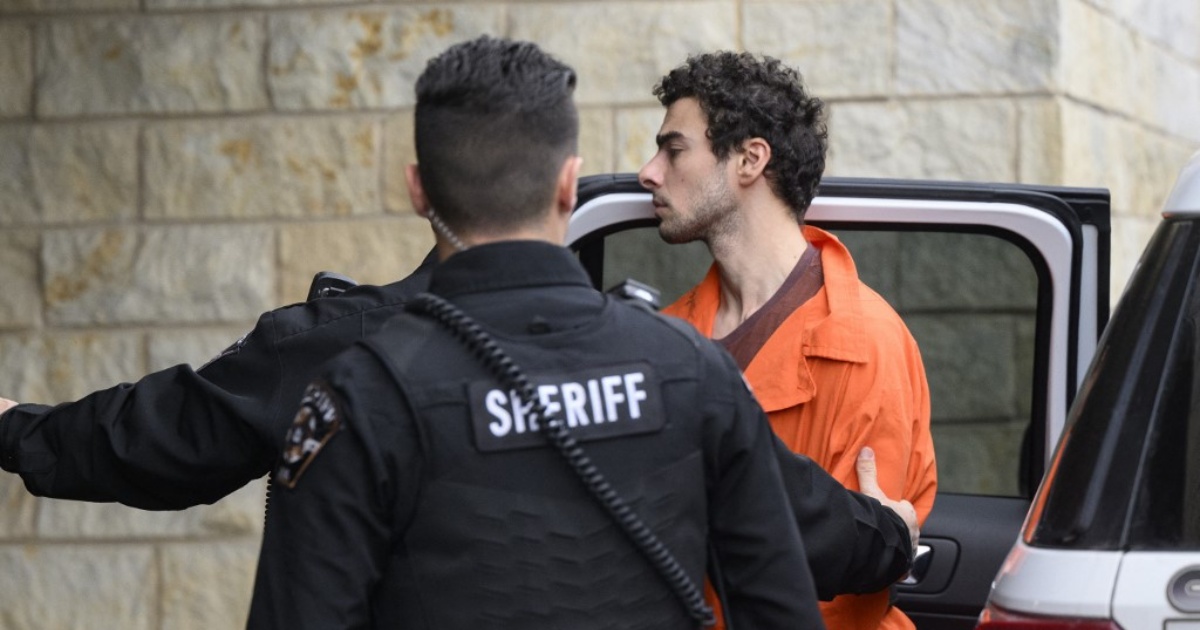 CEO shooting suspect Luigi Mangione received clothes with hidden notes of ...